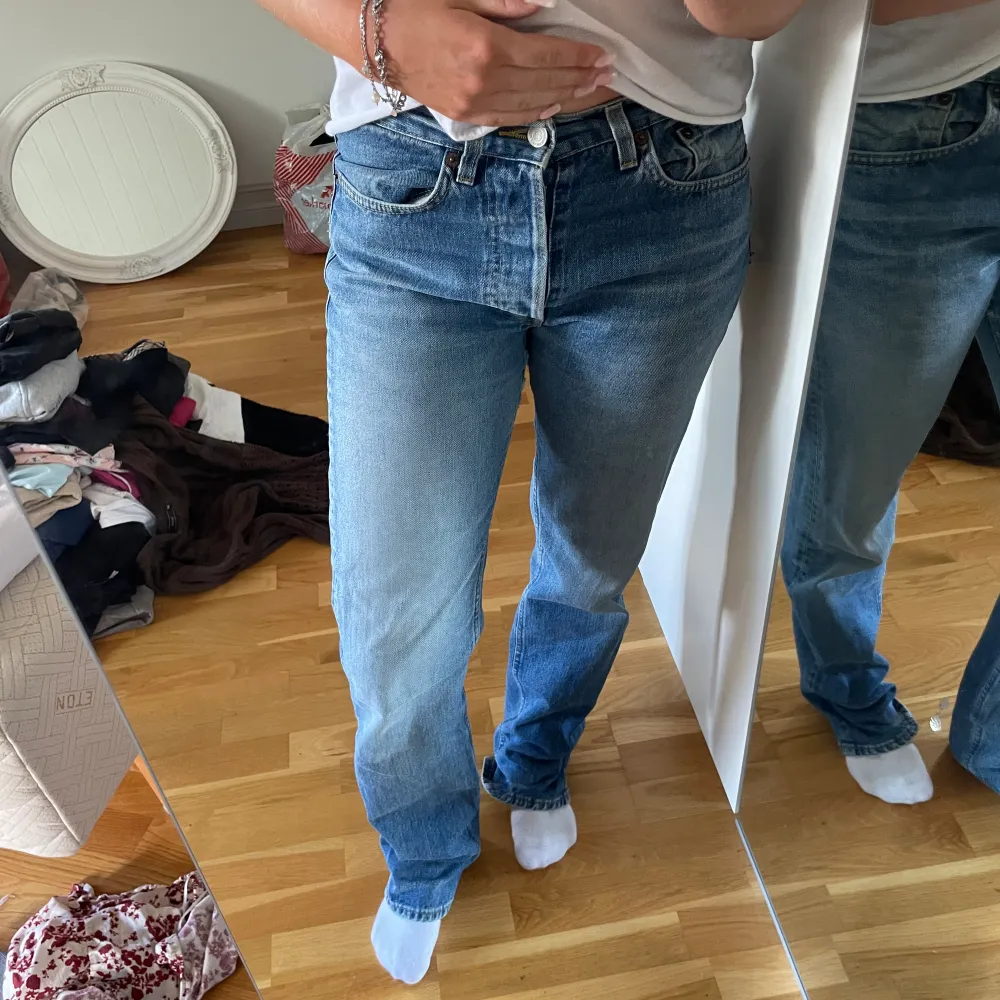 Jättesnygga raka crockerjeans med mid waist. Bra skick utom hylsan som säkert går att fixa. Passar storlek 38 . Jeans & Byxor.