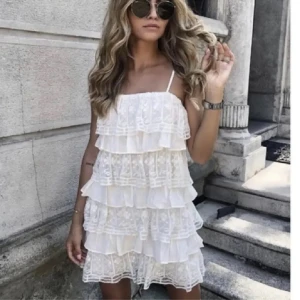 Zara klänning - Säljer min fina klänning från zara!😊 Se sista bilden för defekt!