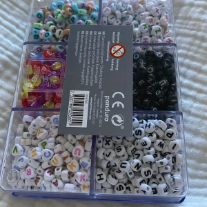 Pärlor - Bokstavspärlor, jättefina och 95% full💕. Kommer skänkas inom kort så köp om du är intresserad