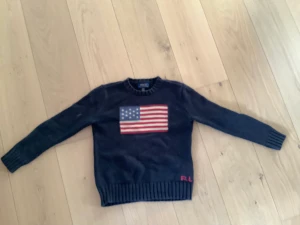 Stickad Ralph lauren tröja - Stickad ralph lauren tröja med usa flagga. Bra skick 7/10, lite urtvättad men inga defekter. Storlek M 10-12år (barnstorlek). 