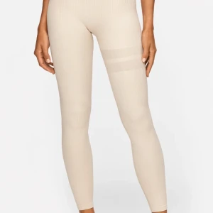 BEIGEA STRONGER BYXOR✨✨✨ - Säljer dessa för de kommer tyvärr inte Kommer inte till använder längre men är i super bra skick!!🥰🙏🏻💞💞  Skriv privat om fler bilder❣️❣️