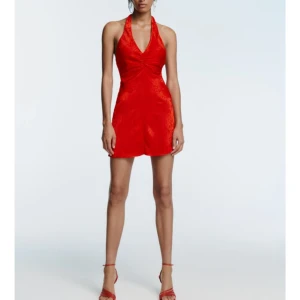 röd miniklänning - jättefin röd satinklänning i jacquard, oanvänd från ZARA