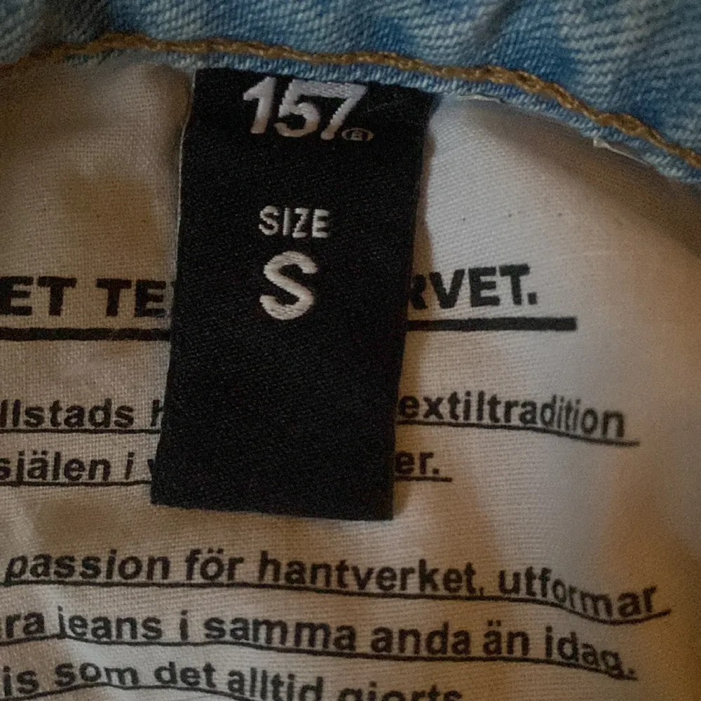 Säljer ett par super fina jeans i stolek S.säljer dom pågrund av att dom är lite för stora.🩷🩷det har 4 knappar men de syns inte🩷. Jeans & Byxor.