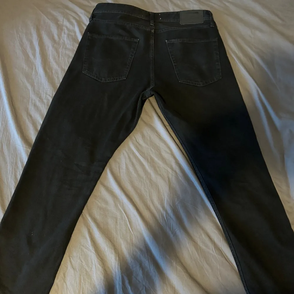 Hej, säljer dessa svarta Jack and Jones jeans i storlek 30W 30L, modellen är Loose Chris. Säljer dom då dom inte kommer till användning längre. Skicket är 9/10. Hör av er vid funderingar! 😊. Jeans & Byxor.