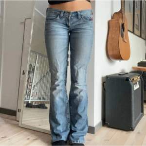 Säljer ett par as snygga lågmidjade bootcut jeans  i storlek 26x34 eftersom dom va för stora för mig (bilderna är från förra ägaren) skriv privat för mått eller egna bilder samt andra frågor ❤️