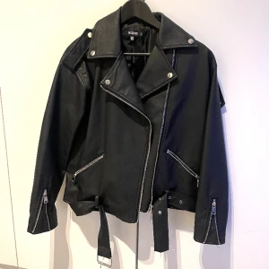 Skinnjacka Missguided - Superfin skinnjacka från Missguided storlek 34 men oversized så passar 36/38 också skulle jag säga!  Som ny