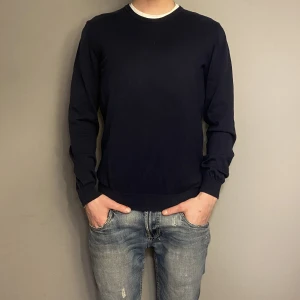 Matinique tröja, marinblå - Tjena, säljer nu min marin/mörkblåa tröja ifrån matinique. Tröjan är i storleken L men passar även M, Skick 9/10, Nypris 1200 kr, personen på bilden är cirka 184 cm, för mer bilder och info skicka ett meddelande! 