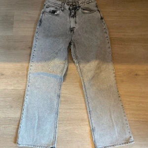Hope Beat jeans - Den pösigare bootcut modellen från Hope! Passar w29 l32! Lite slitage längst ner. Är 107cm lång (har sytts upp lite)