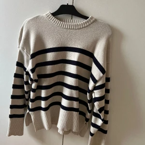 Stickad tröja - Jätte fint skick💘