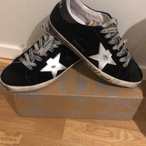 Golden goose - Nya golden goose använd fåtal gånger. Nypris: 4999kr mitt pris 2199kr Storlek EU 43
