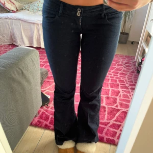 Lågmidjade mörkblå jeans - Lågmidjade mörkblå jeans köpta second hand i Frankrike💞 storlek 40 men passar även 38, knappen är påsydd (skriv privat för bild) men den sitter bra👍midjemått 41cm innerbenslängd 85cm
