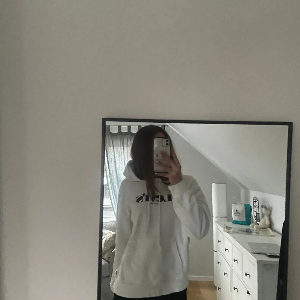 För det mesta oanvänd vit Levi’s hoodie i storlek S. Köpt för 520kr. Otroligt bra skick och säljer då den inte används🤗. Hoodies.