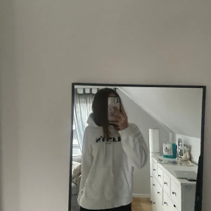 Levi’s hoodie  - För det mesta oanvänd vit Levi’s hoodie i storlek S. Köpt för 520kr. Otroligt bra skick och säljer då den inte används🤗