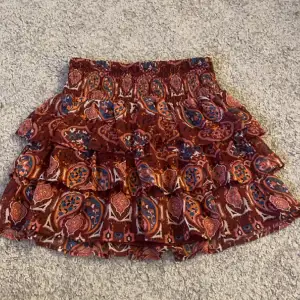 Jättegullig kjol från barnavdelningen på lindex. Säljer då den är förliten för mig. Mycket fin till sommaren. Kjolen finns inte längre att köpa på Lindex. Köpte den förra sommaren! 7-8 år. Tryck gärna på köp nu!💞💞