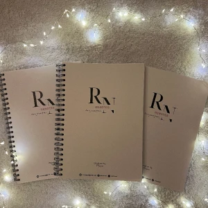 Anteckningsblock  - Letar du efter något som gör studierna strukturerade & roligare? SE HIT! Med Renotes block blir det lättare att få ordning, både när du antecknar genomgångar och räknar. Har du kanske svårt att skapa struktur själv, då är vårt block för dig!1st=120kr