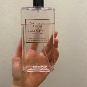 Victoria’s secret bombshell seduction mist  - 250 ml, se bild för hur mycket som är kvar. Doftar blommigt och fräscht 🪷🌸🐚🩰🫧 men jag använder inte längre blommiga dofter, så den säljs! OBS! Saknar lock! 