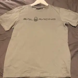 Mörk grön Sail racing t-shirt. Mycket bra skick, använd 1-2 gånger. Nypris: 400