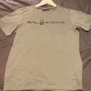 Sail racing t-shirt - Mörk grön Sail racing t-shirt. Mycket bra skick, använd 1-2 gånger. Nypris: 400