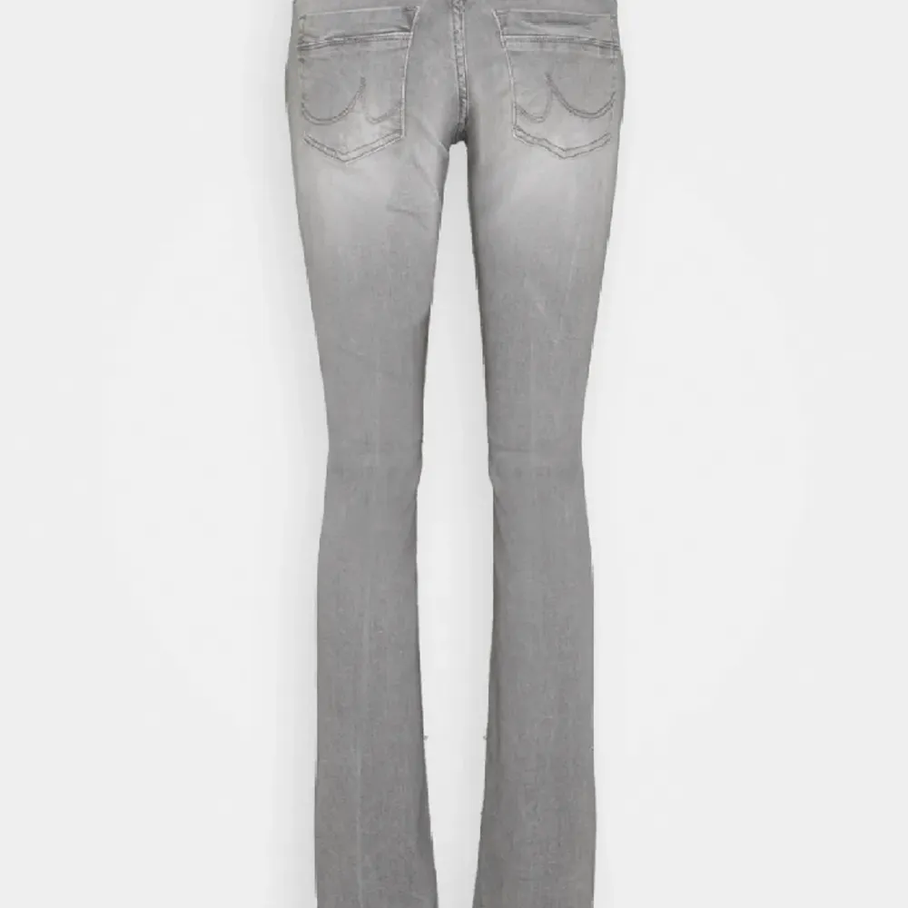 Säljer dessa ltb Low waist jeansen i storlek 27/32. Säljer ändast för bra pris, vill ha minst 900 för dem då det är lapp kvar och aldrig använda💓hör av er för frågor och funderingar. Jeans & Byxor.