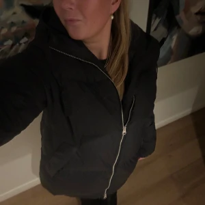 Arket jacka  - Så fin svart dunjacka från arket. Vet inte om den säljs längre men sparsamt använd! 