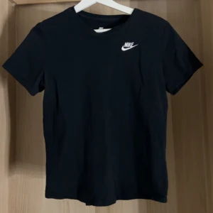 Svart Nike tröja - Storlek S. Bra skick köpt från Nike. 