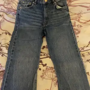 Säljer nu mina Bershka jeans, köpte dom på ASOS förra året för 359kr. De är storlek i damstorlek 36. Högmidjade med raka ben, super sköna! Köparen betalar frakten, cirka 60kr ❤️