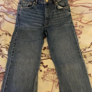 Bershka High Waist Straight jeans Dam - Säljer nu mina Bershka jeans, köpte dom på ASOS förra året för 359kr. De är storlek i damstorlek 36. Högmidjade med raka ben, super sköna! Köparen betalar frakten, cirka 60kr ❤️