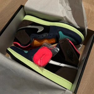 Air Jordan 1 Bio Hack - Helt nya och oanvända Air Jordan 1 Retro High OG “Bio Hack” i storlek 42,5. OG box och extra skosnören ingår. Finns digitalt kvitto! Skriv om du vill ha fler bilder eller har andra frågor! 