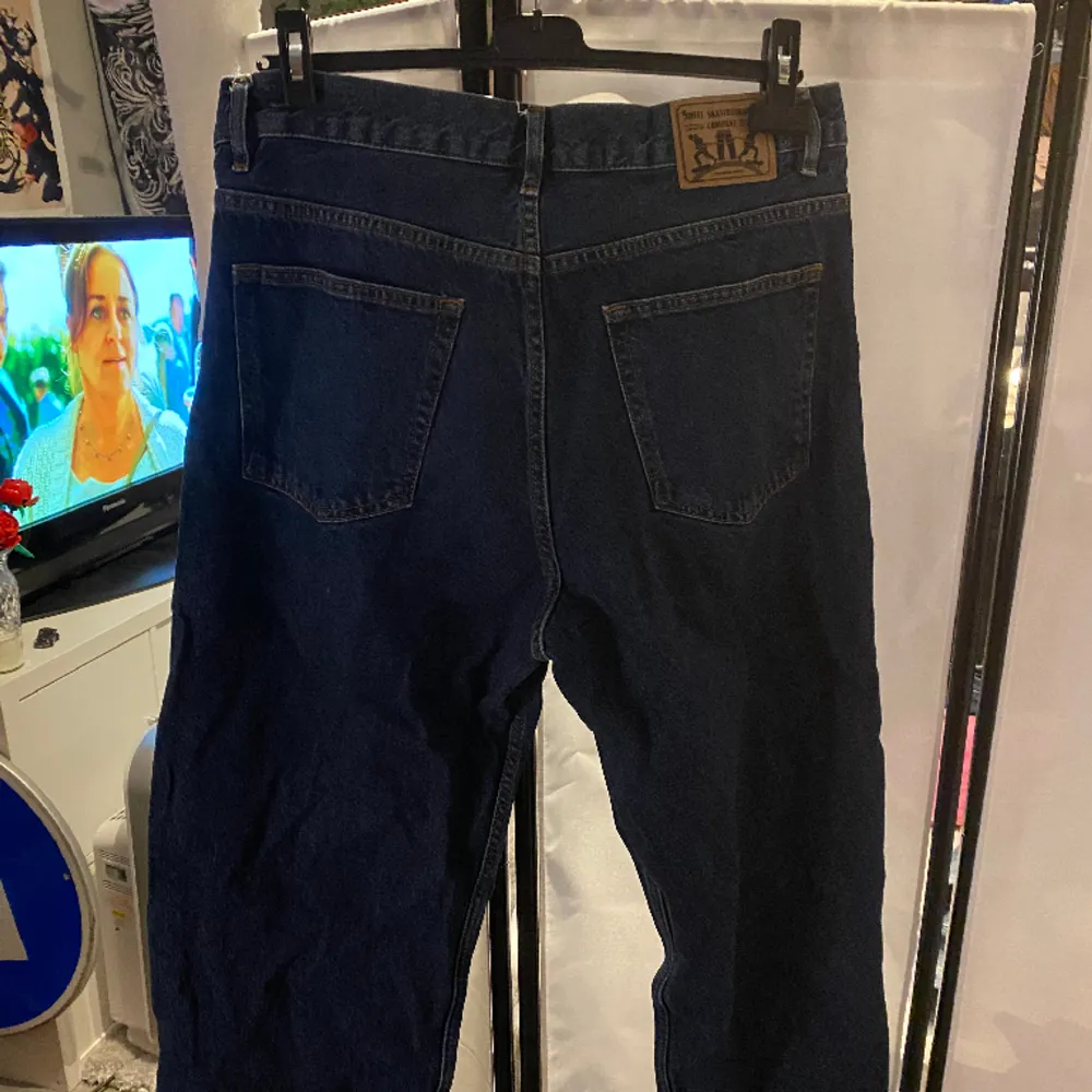 Junkyards skate jeans med ett litet tryck på framsidan. Det är bara att fråga om bilder, antingen på mig (168i tjej) eller min brosa (192 kille). Jeans & Byxor.