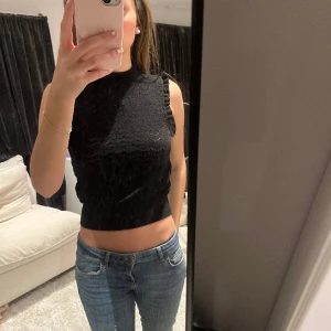 Svart stickad topp - Säljer nu denna svarta stickade topp i storlek xs!!💗💗💗