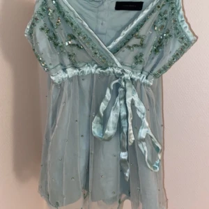 Unik topp - Snygg topp från Vero Moda men köpt på plick, är i fint skick, kontakta vid frågor