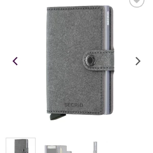 Secrid miniwallet Recycled Stone - Säljer min helt nya Secrid miniwallet i färgen Recycled Stone. Aldrig använd, finns fortfarande kvar i orginalboxen. För mer information om plånboken kolla hemsida 💳 pris kan diskuteras!