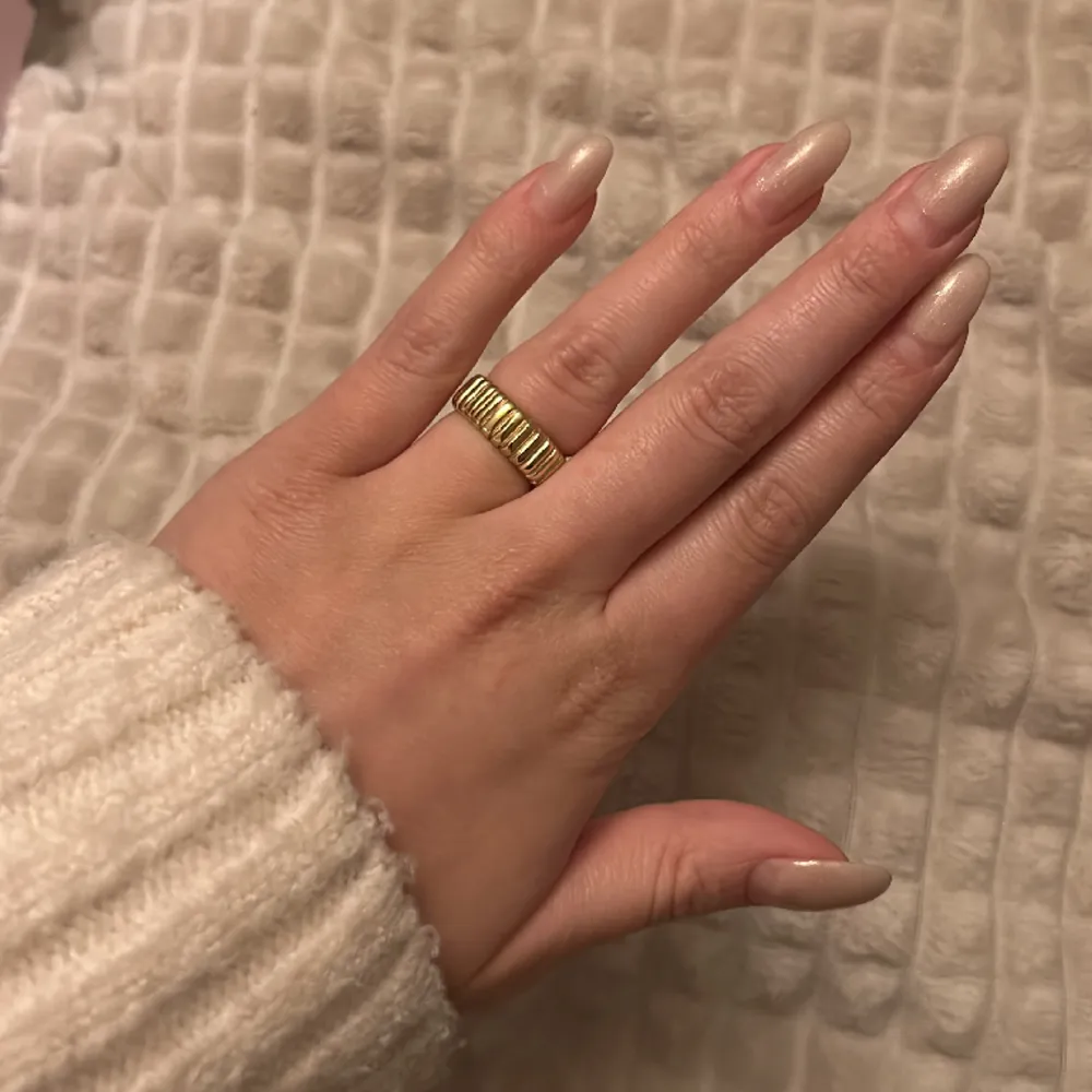 Jättefin ring från Edblad i guld  Storlek 16.0 mm Säljer pga den är för liten för mig och glömde lämna tillbaka och byta den men den är aldrig använd🩷 Nypris 385 kr. Accessoarer.