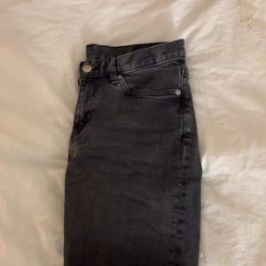 Fina jeans från Weekday i modellen twig. Lågmidjade med raka ben💞Säljer för att de har blivit för stora i midjan!