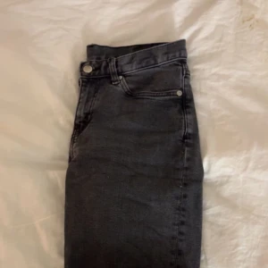 Jeans - Fina jeans från Weekday i modellen twig. Lågmidjade med raka ben💞Säljer för att de har blivit för stora i midjan!