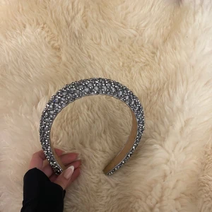 Diadem - Såå fint diadem helt oanvänt!💖