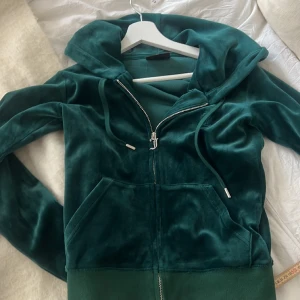 Juciy couture tröja - Säljer min Juciy couture tröja då den aldrig kommer till användning💕nästan aldrig använd