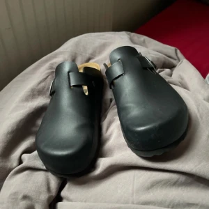 Longo slip in tofflor  - Bra skick. Storlek 37. Svarta. 