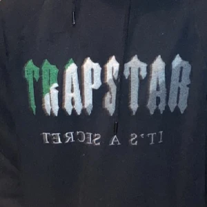 Söker trapstar hoodie - Söker en trapstar hoodie fast den med röd text istället för grön, möta upp och kontant.🙏💪