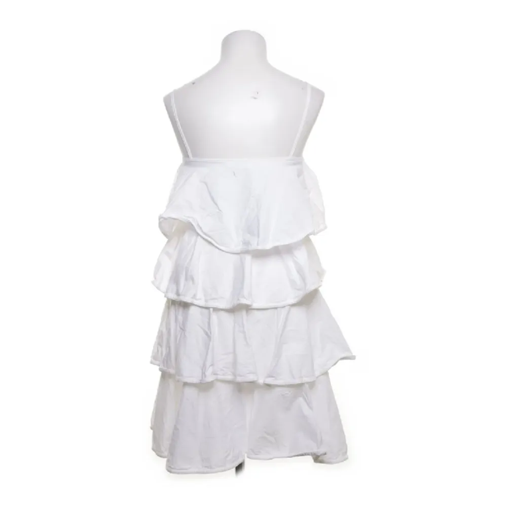 Säljer denba otroligt fina zara klänningen som passar perfekt till studenten eller som årets sommarplagg! 😍🍸. Klänningar.