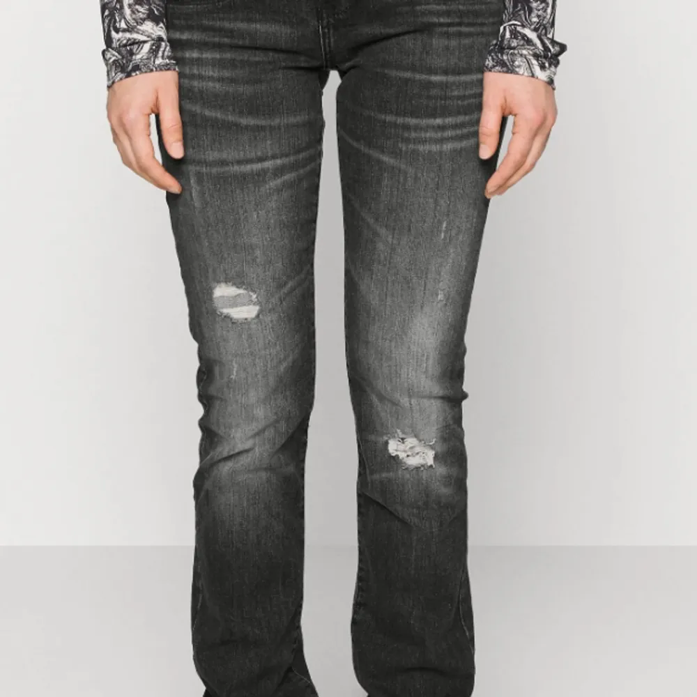 Populära low Rise och Bootcut  ltb jeans i modell valerie💕 storlek 27/30 Nypris 829kr, mitt pris 500 kr🫶🏼 Utsålda överallt💕 säljer pga att de va lite för stora på mig💗 Första bilden är lånad . Jeans & Byxor.