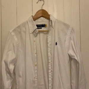 Ralph Lauren Skjorta  - Säljer min Ralph Lauren Skjorta(s) eftersom det är för liten. Skjortan är i extremt bra skick bara använd två gånger.  Tveka inte på att höra av er vid funderingar 