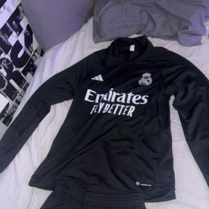 Real madrid tracksuit 23/24 - Säljer nu min real madrid tracksuit. aldrig använd köpt för 1 månad sen. Den är i helt nyskick.
