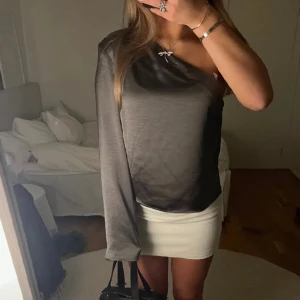 satin blus - säljer denna oanvända silvriga satinblus köpt här på plick i storlek 36/S💝första bilden är lånad!  prislappen finns kvar🙏🏽 KÖPT FÖR 399kr
