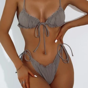 Grå bikini  - Jättesnygg! Aldrig använd. Från Shein.  Storlek M i över- och underdel