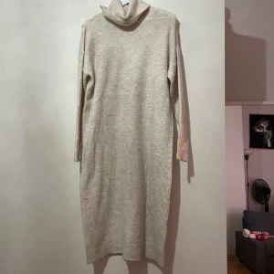 Stickad klänning - Använd 1 gång. Ordpris. 499 