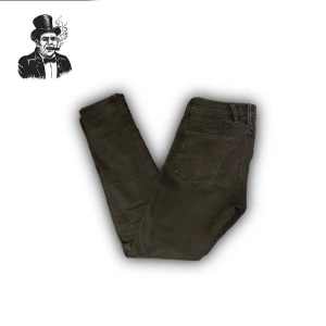 Replay anbass - Ett par replay anbass i bra skick - säljer de för endast 699kr - storlek 34 - hör av dig om du har några frågor - väldigt populära!