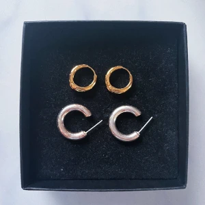 Örhängen hoops  - Guldiga och silvriga hoops. De guldiga är i 19k guldplätering💕 2 respektive 1,5 cm i diameter.