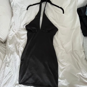 Svart tajt klänning - Så fin tajt svart klänning med öppen rygg!! Jättefin också med en tröja över