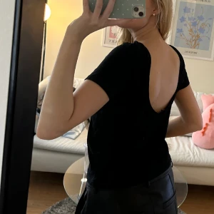 T-shirt  - Svart T-shirt med djup rygg från Na-kd  